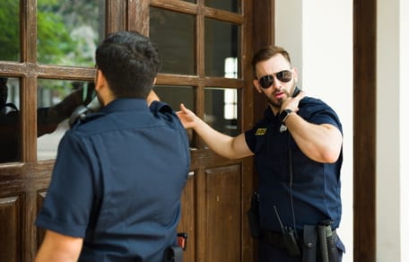 Polizisten vor einem großen Tor