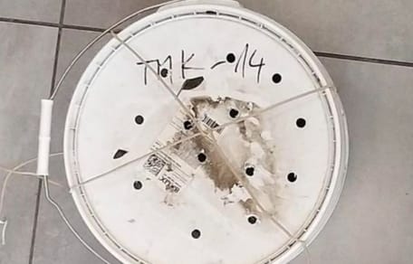 Auf dem Friedhof gefundene Farbdose