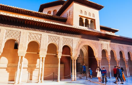 ¿pueden entrar perros en la alhambra de granada?