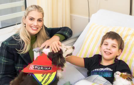 PURINA-Markenbotschafterin Angelina Kirsch im Einsatz für Kinderschutzengel e.V.