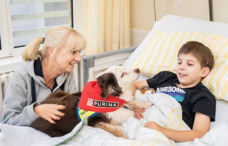 PURINA unterstützt seit Anfang 2026 die wertvolle Arbeit von Kinderschutzengel e.V., der mit Therapiebegleithunden kleine Patienten im Krankenhaus besucht und ihnen Ruhe und Zuversicht schenkt