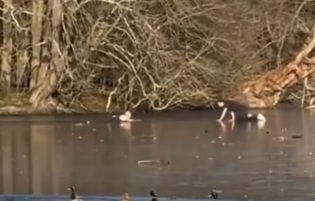 Ratunek na zamarznietym jeziorze