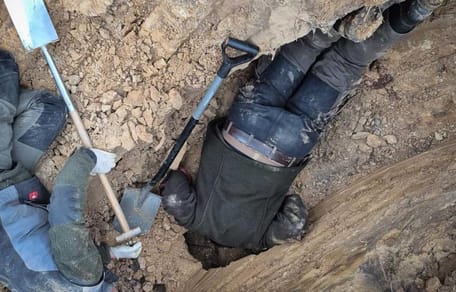 Retter suchen nach dem Hund im DAchsbau