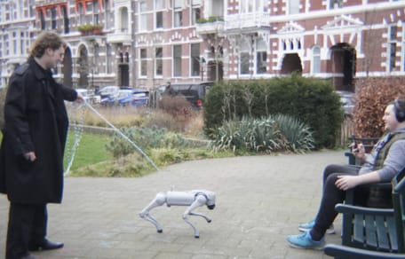Robot hond zorgt voor verbaasde blikken in Den Haag