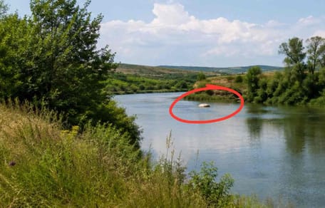 Un sac dérive sur une rivière