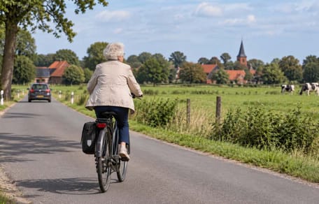 Seniorin auf dem Fahrrad