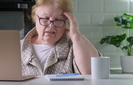 Seniorin vor einem Computer