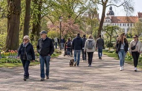 Spaziergänger in einem Park in Celle