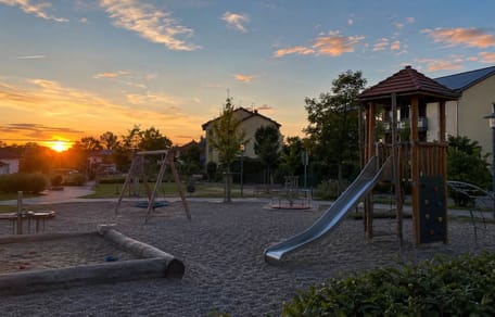 Spielplatz in der Dämmerung