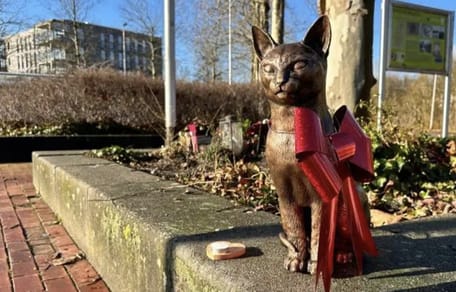 Stationskat Brammetje krijgt bronzen beeld in Purmerend