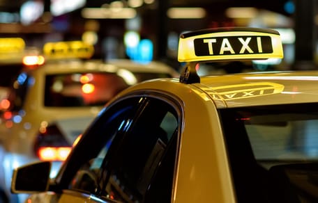 Taxistand in der Nacht