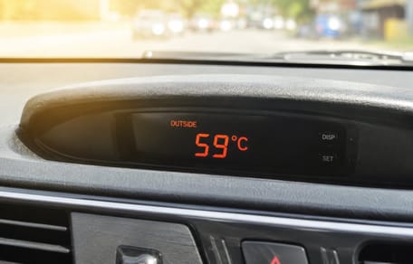 Temperaturanzeige in aufgeheiztem Auto