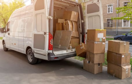 Transporter mit Umzugskartons