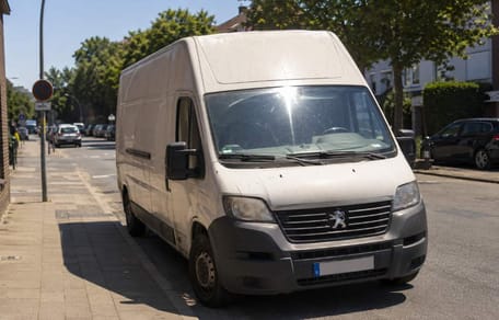 Transporter steht bei Hitze am Straßenrand