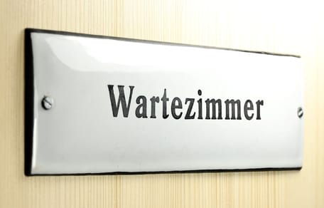 Tür mit Wartezimmer-Schild
