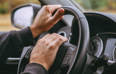 Een automobilist toetert