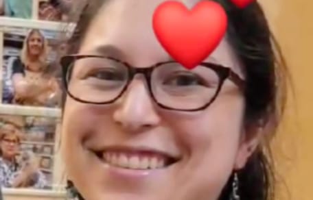 Primo piano di ragazza sorridente con occhiali