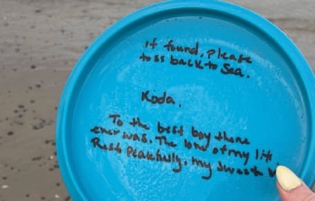 Ein am Strand gefundener Frisbee mit einer bewegenden Botschaft