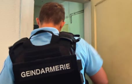 Een gendarme voor een huis