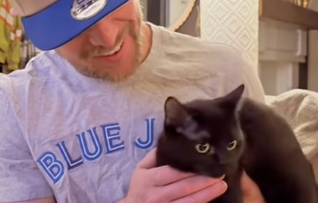 Un uomo riceve un gatto per il suo compleanno