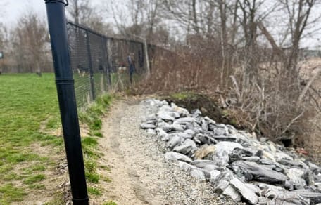 Il promène son chien dans un parc canin sans voir le danger : les pompiers débarquent en urgence (vidéo)