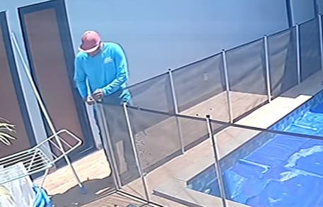 Un manutentore di piscine