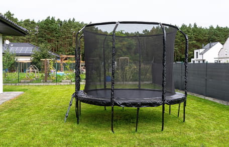 Un trampoline dans un jardin