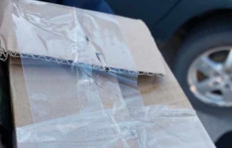 Une boite en carton scotchée