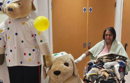 Una donna perde braccia e gambe dopo una grave infezione provocata dalle leccate del suo cane