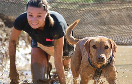 Une femme participe avec son chien au Woofest de Metz