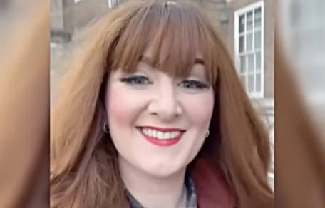 Une femme souriante