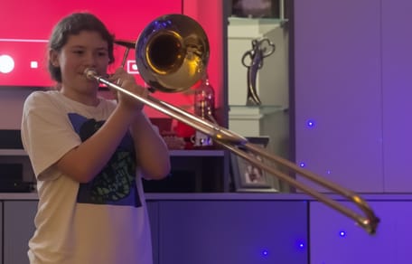 Une fille qui joue du trombone