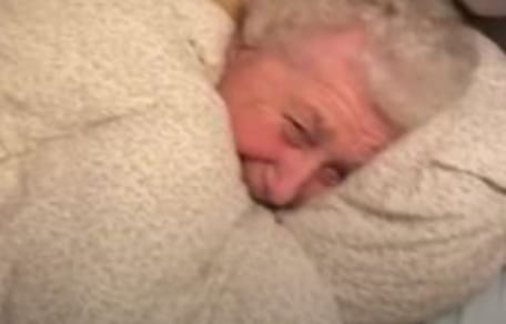 Abuela cuida de cachorro