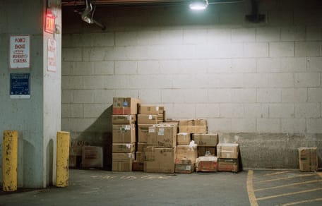Une pile de cartons dans un parking