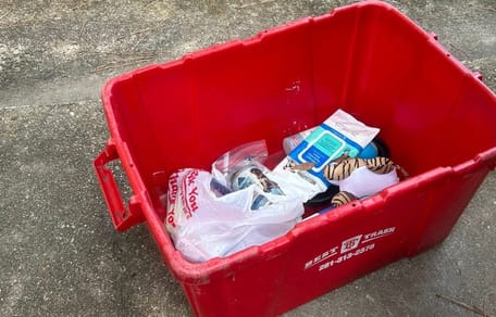 Ein verlassener Gartenbehälter