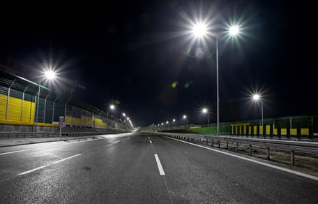 Eine Straße bei Nacht