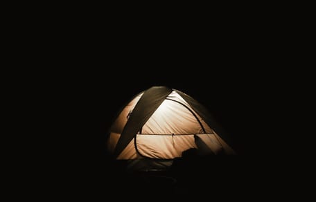 Ein Zelt in der Nacht