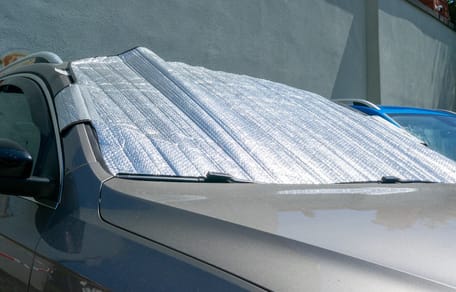 Un'auto parcheggiata sotto il sole