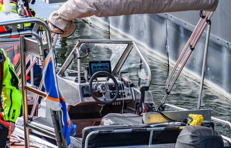 Vier mensen gewond bij omgeslagen boot Drimmelen, hond nog vermist