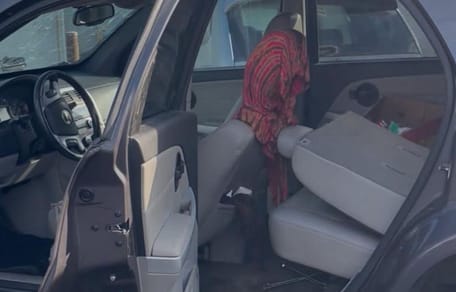 Auto dimenticata al deposito: con sorpresa scoprono che c'è qualcuno a bordo