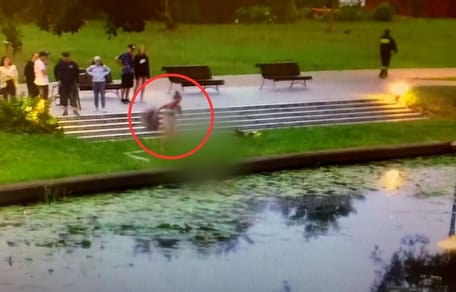 Mujer junto a un río