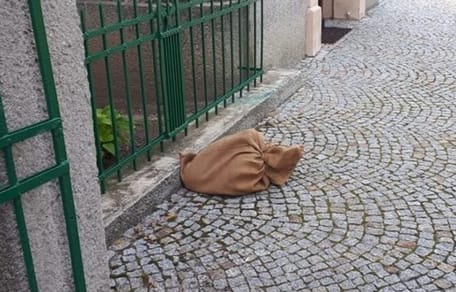 Sack-vor-der-Kirche