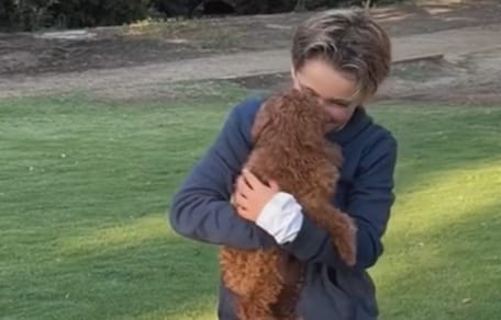 Xavi Xess krijgt een puppy van Yolante voor zijn verjaardag