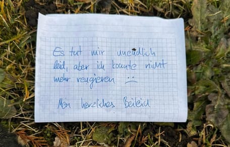 Zettel mit handschriftlicher Nachricht