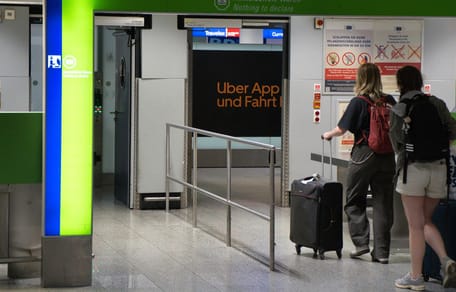 Zollkontrolle nach der Landung am Flughafen