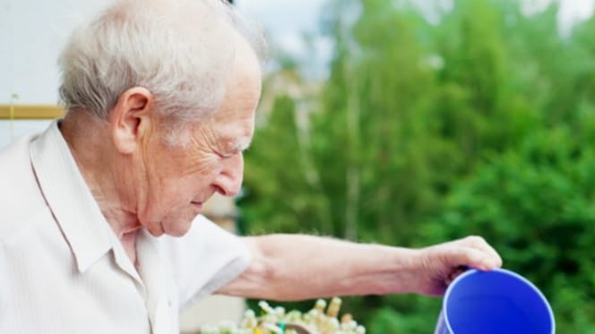 Starszy mężczyzna na przejściu.