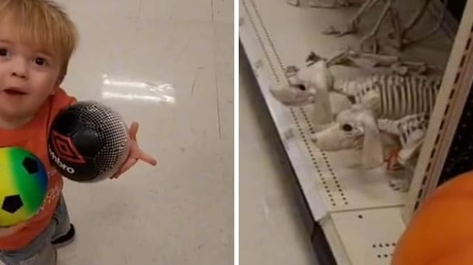 Junge mit Bällen vor Supermarktregal