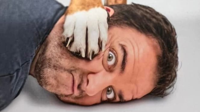 Martin Rütter mit Hundepfote im Gesicht