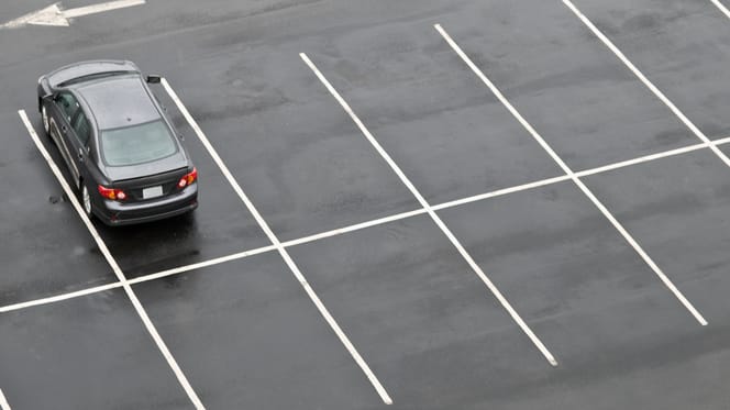 Stehendes Auto auf Parkplatz