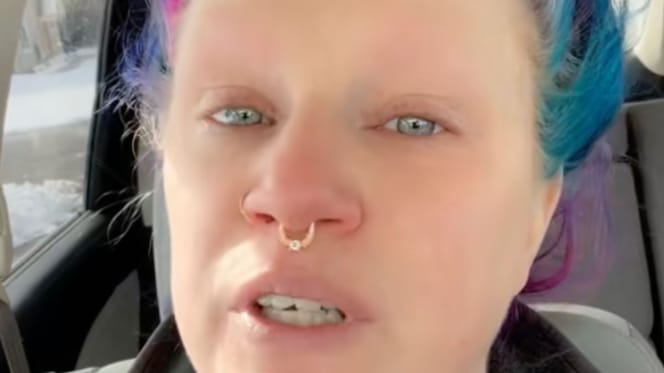 Un chien âgé est euthanasié : son humaine est bouleversée par l’attention de la clinique vétérinaire